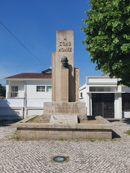 Professor Egas Moniz's statue (1).png